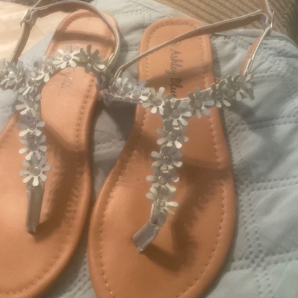 Size 9 but these run smaller. Maybe more like 8 1/2.